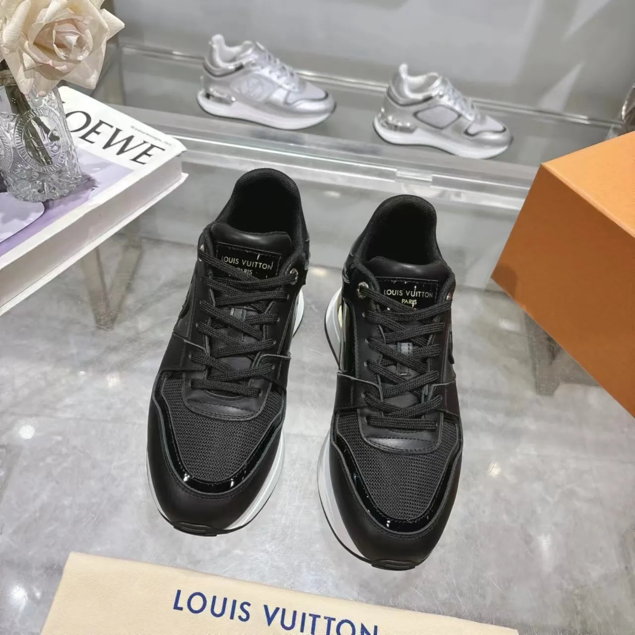 👟👟Ex-factory price 640👟👟 Men's size +10 Louis Vuitton's official website synchronizes the 2024 couple's models, this Neo Run Away sneakers are inspired by running shoes, integrating LV's iconic must-have shoes into the trend. This version is a 1:1 replica of the original version, reinterpreting Damier canvas with cow leather and mesh fabrics, highlighting its simple lines and unique wedge outsole. The main details include the LV initials on the side and the engraved gold heel stabilizer on the back plus a hidden insole. 2cm. Sizes 35-42, 39-46. Full package. High version. New and old customers are welcome to inquire.